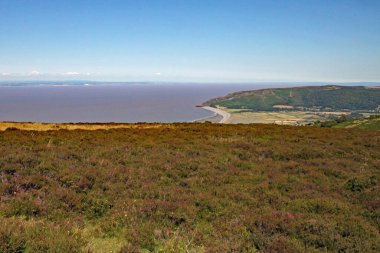 Somerset, İngiltere 'deki Exmoor Ulusal Parkı ve Minehead yakınlarındaki Bristol Kanalı manzarası.