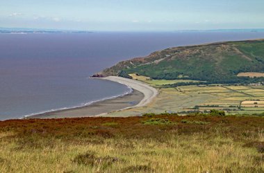 Somerset, İngiltere 'deki Exmoor Ulusal Parkı ve Minehead yakınlarındaki Bristol Kanalı manzarası.
