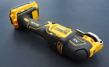 OTTERY St. Mary, DEVON - 6 Şubat 2020: Siyah arka planda Dewalt Kablosuz Çoklu Araç.