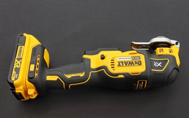 OTTERY St. Mary, DEVON - 6 Şubat 2020: Siyah arka planda Dewalt Kablosuz Çoklu Araç.