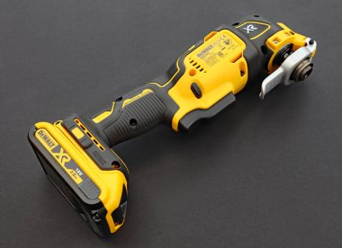 OTTERY St. Mary, DEVON - 6 Şubat 2020: Siyah arka planda Dewalt Kablosuz Çoklu Araç.