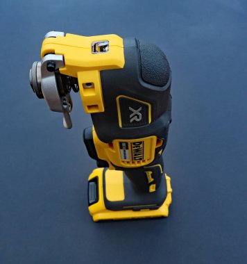 OTTERY St. Mary, DEVON - 6 Şubat 2020: Siyah arka planda Dewalt Kablosuz Çoklu Araç.