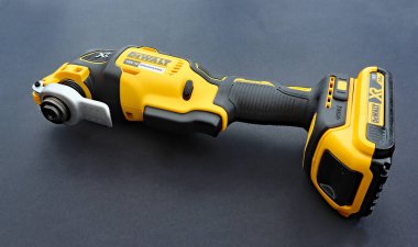 OTTERY St. Mary, DEVON - 6 Şubat 2020: Siyah arka planda Dewalt Kablosuz Çoklu Araç.