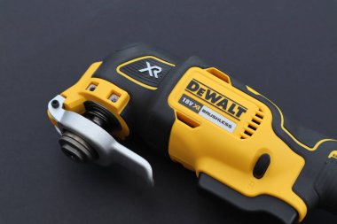 OTTERY St. Mary, DEVON - 6 Şubat 2020: Siyah arka planda Dewalt Kablosuz Çoklu Araç.