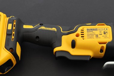 OTTERY St. Mary, DEVON - 6 Şubat 2020: Siyah arka planda Dewalt Kablosuz Çoklu Araç.