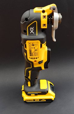 OTTERY St. Mary, DEVON - 6 Şubat 2020: Siyah arka planda Dewalt Kablosuz Çoklu Araç.