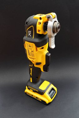 OTTERY St. Mary, DEVON - 6 Şubat 2020: Siyah arka planda Dewalt Kablosuz Çoklu Araç.