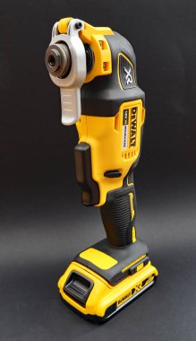 OTTERY St. Mary, DEVON - 6 Şubat 2020: Siyah arka planda Dewalt Kablosuz Çoklu Araç.