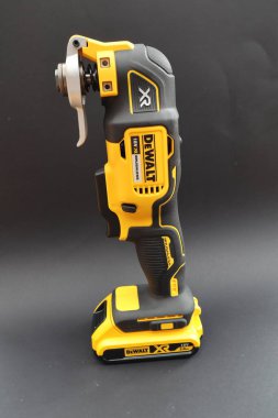 OTTERY St. Mary, DEVON - 6 Şubat 2020: Dewalt Kablosuz Çoklu Araç siyah arka planda bataryası üzerinde dimdik duruyor.