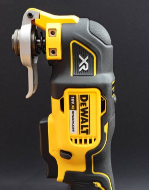 OTTERY St. Mary, DEVON - 6 Şubat 2020: Dewalt Kablosuz Çoklu Araç siyah arka planda bataryası üzerinde dimdik duruyor.