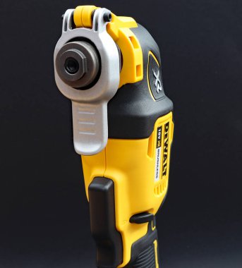 OTTERY St. Mary, DEVON - 6 Şubat 2020: Dewalt Kablosuz Çoklu Araç siyah arka planda bataryası üzerinde dimdik duruyor.