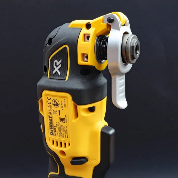 Ottery Mary Devon 2020年2月6日 Dewalt Cordless Multi Toolがバッテリーの真上に黒い背景で立っています — ストック写真