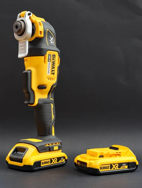 Ottery Mary Devon 2020年2月6日 Dewalt Cordless Multi Toolは バッテリーの真上に黒い背景に立っています 予備のバッテリーが横にある — ストック写真