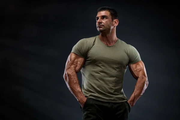 Bonitos homens musculares posando — Fotografia de Stock