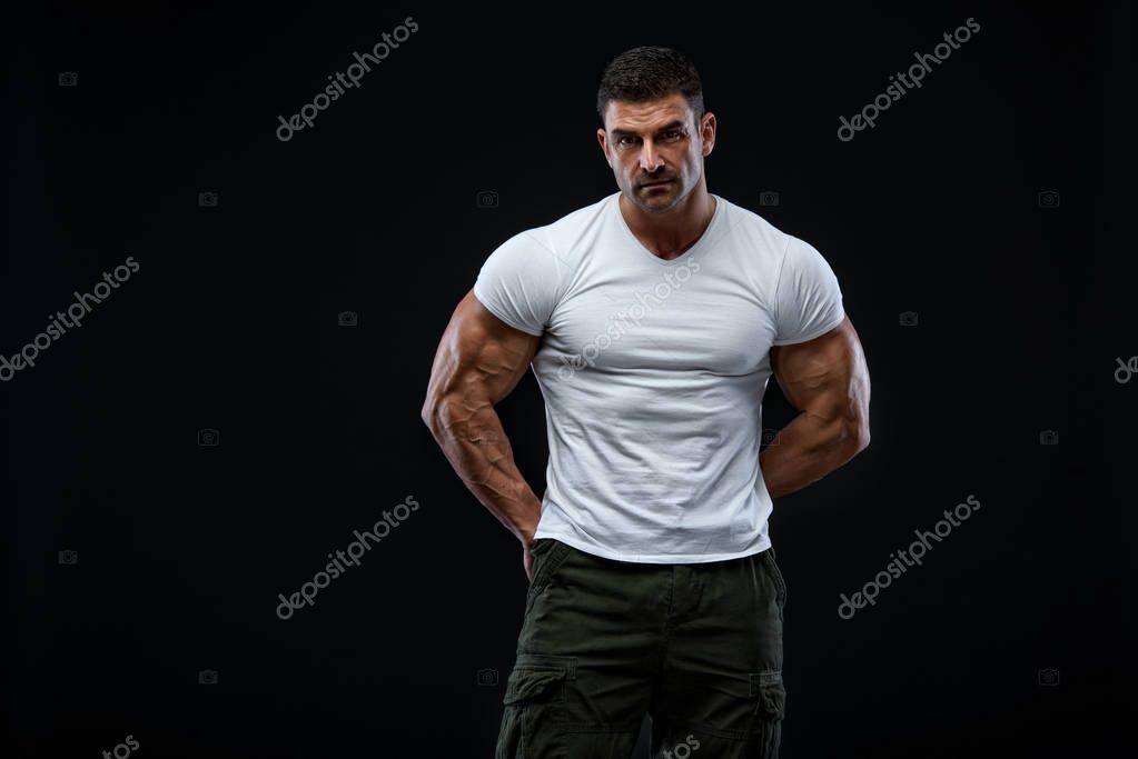 Hombres musculosos con camisa hotsell