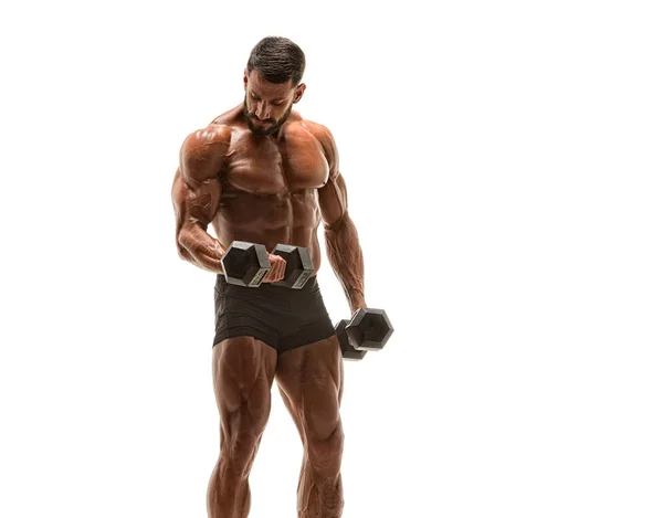 Ejercicio fuerte de los hombres musculares con pesas. Realización de mancuerna bíceps rizos —  Fotos de Stock