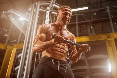 Spor salonunda vücut geliştirmeci egzersiz