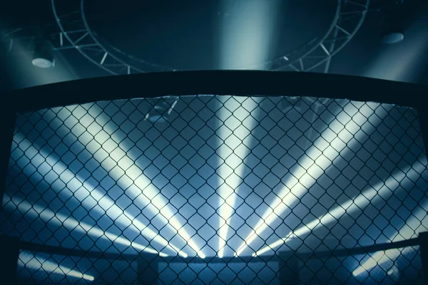 MMA klatka oświetlona przez reflektory, Mixed Martial Arts walczyć noc nawet — Zdjęcie stockowe