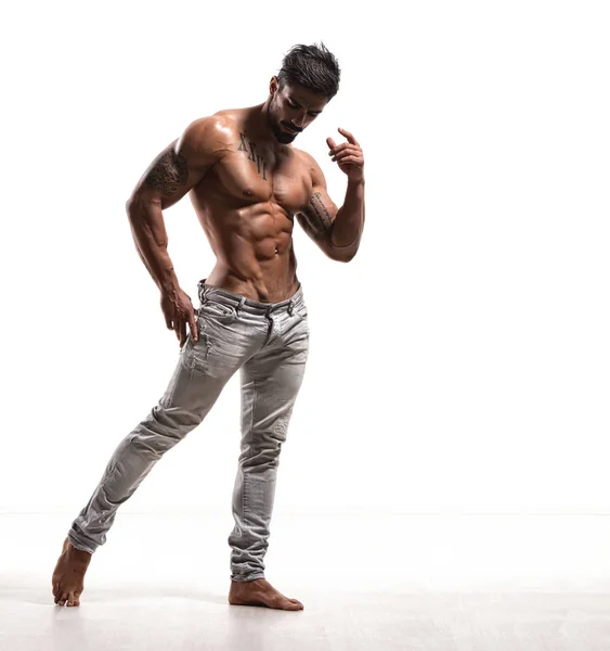 Przystojny model muskularny mody w dżinsy — Zdjęcie stockowe