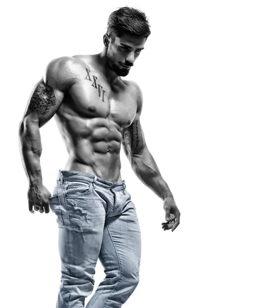 Modelo de moda muscular sin camisa guapo en pantalones vaqueros — Foto de Stock