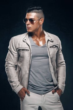 Yakışıklı genç atletik erkek moda model