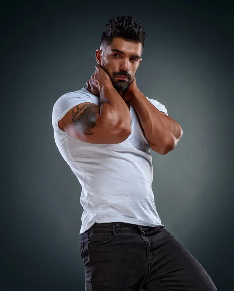 Knappe mannelijke fitness model dragen jeans en witte T-shirts — Stockfoto
