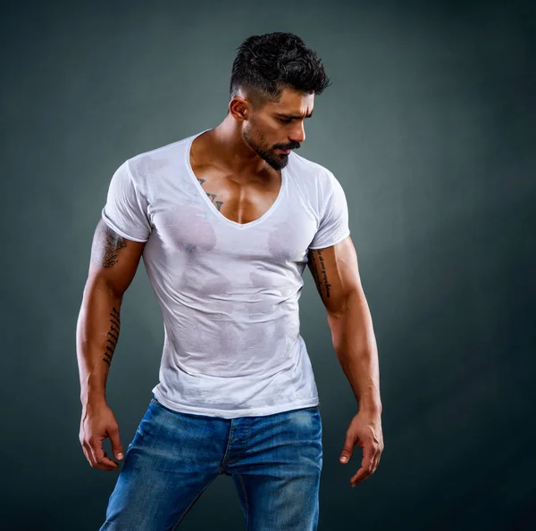 Handsome Male Fitness Model Wearing Jeans and White T-Shirts — Stock Photo, Image