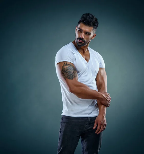 Modelo masculino atractivo de la aptitud que usa los pantalones vaqueros y las camisetas blancas — Foto de Stock