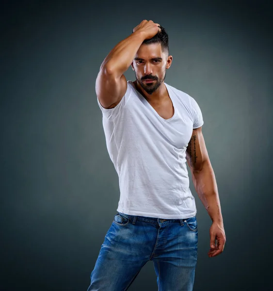 Yakışıklı Erkek Fitness Modeli Giyim Jeans ve Beyaz T-Shirt — Stok fotoğraf