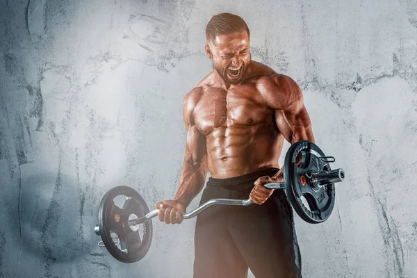 Gespierde mannen oefening met gewichten. Hij presteert E-Z Bar biceps krullen — Stockfoto