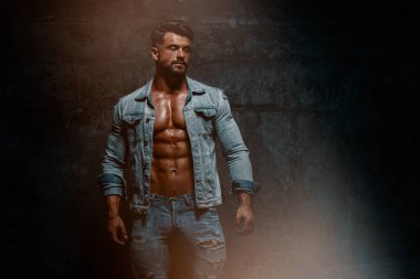 Jeans Kaslı Erkekler Ceket Giyen Ama Onun Kas Gövde Açığa