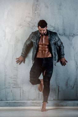 Jeans Kaslı Erkekler Ceket Giyen Ama Onun Kas Gövde Açığa