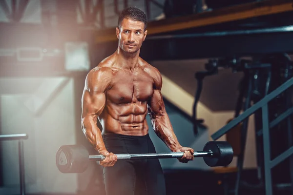 Hombres musculosos guapos Ejercicio en el gimnasio —  Fotos de Stock