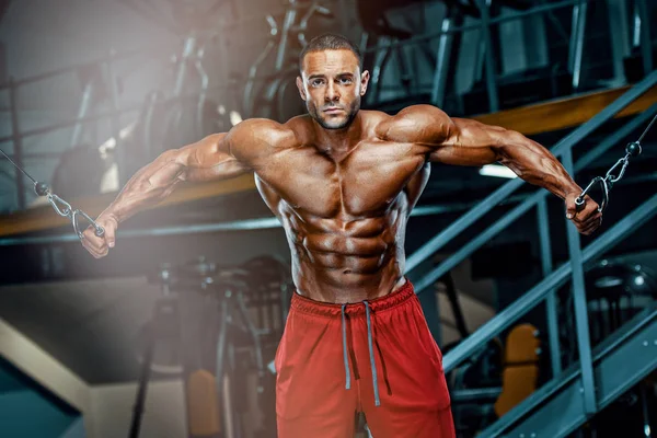 Hard Core Bodybuilding. Handsome Bodybuilder Workout at the Gym — Stock Photo, Image