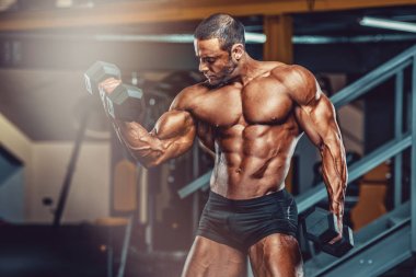 Sert Çekirdekli Vücut Geliştirme. Spor Salonunda Yakışıklı Bodybuilder Egzersiz