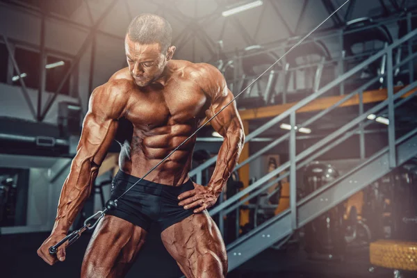 Základní Kulturbuilding. Fešák Bodybuilder cvičení v tělocvičně — Stock fotografie