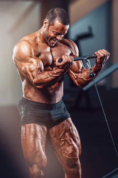 Sert Çekirdekli Vücut Geliştirme. Spor Salonunda Yakışıklı Bodybuilder Egzersiz — Stok fotoğraf