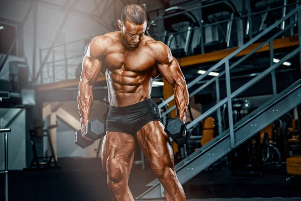 Culturismo de núcleo duro. Guapo levantador de pesas Entrenamiento en el gimnasio — Foto de Stock