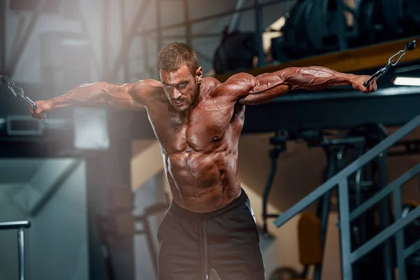 Body Builder Workout in de sportschool. Kruis over oefening voor borstspieren uitvoeren — Stockfoto