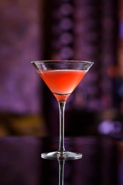 Tezgahta kozmopolit kokteyl