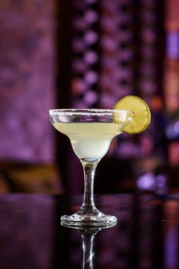 Bar Kontuvarında Margarita Kokteyli