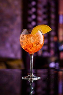 Bar Kontuvarında Aperol Spritz Kokteyli