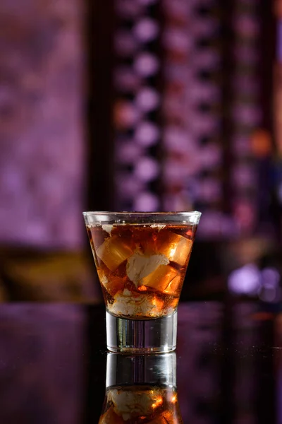 Bílý ruský koktejl na baru — Stock fotografie