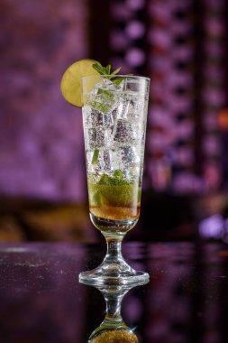 Bar Kontuvarında Virgin Mojito Kokteyli