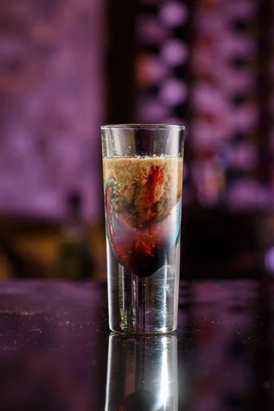 Mimozemský mozkový krvácet koktejl na baru — Stock fotografie