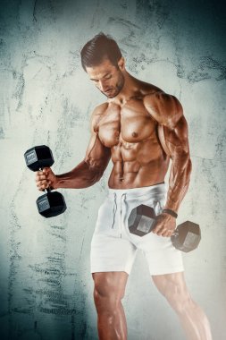 Yakışıklı Kaslı Erkekler Ağırlık Kaldırma