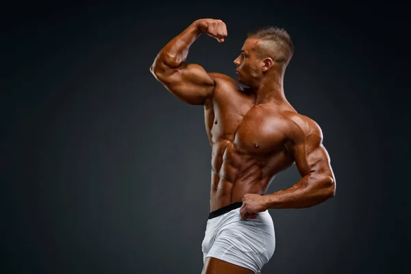 Jeune beau muscle hommes flexion des muscles — Photo