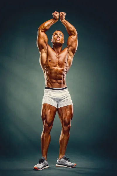 Junge gut aussehende muskulöse Männer, die ihre Muskeln spielen lassen — Stockfoto