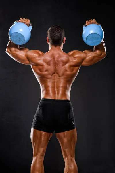 Exercício forte dos homens musculares com Ketllebells — Fotografia de Stock