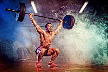 Ağır Barbell ile Storng Kas Powerlifter Egzersiz